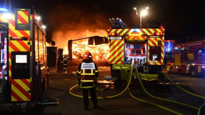 Andres : un hangar qui abritait 300 tonnes de lin ravagé par les flammes