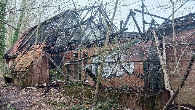 Coudekerque-Branche: l'ancien bâtiment de la cuisine centrale ravagé par les flammes