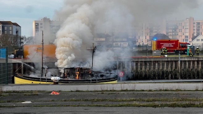 Un bateau en feu au port de plaisance de Calais. 