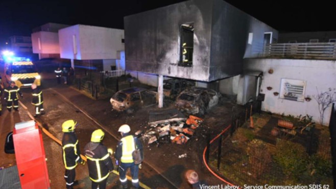 Boulogne: un feu de voitures se propage à deux habitations