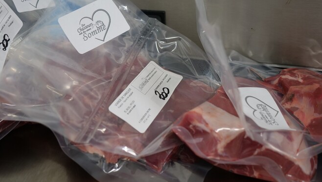 ハンターはレスト・デュ・クールと学生に肉1,500株を提供
