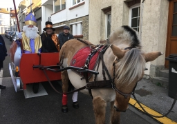 A Desvres, Saint Nicolas et Le père Fouettard sont allés dans les écoles !