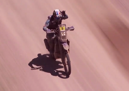 VIDEO: même à 180km/h sur le Dakar, Adrien Van Beveren salue ses fans