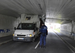 Une camionnette se coince sous un pont à Wimille !