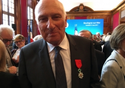 Le maire de Saint Léonard a reçu les insignes de chevalier de la légion d’honneur.