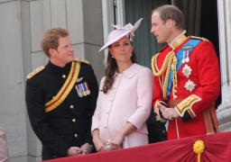 Les princes Harry, William et Kate Middleton recrutent sur internet