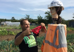 A Marquise, les jardiniers dressent des épouvantails pour rire !