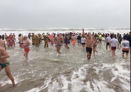 Des centaines de courageux ont plongé pour le Bain du Jour de l'An