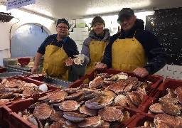 Les clients au rendez-vous pour les premières Coquilles St Jacques 