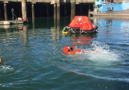 Les élèves du lycée maritime de Boulogne-Le Portel en exercice de survie…