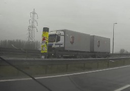 Les gilets jaunes rhabillent les radars de l'A16 !