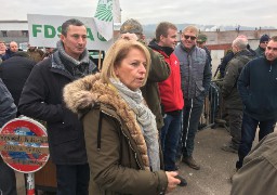 A Desvres : les agriculteurs rencontrent la députée Brigitte Bourguignon.