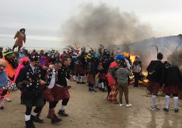 Fin de carnaval sur la plage et sous la pluie à Equihen-plage !