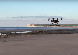 L’Angleterre verse 2 millions d’euros pour équiper les français en matériel de surveillance des côtes. 