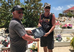 Le Fan Club Johnny Hallyday Côte d'Opale a fait déposer une plaque sur la tombe.