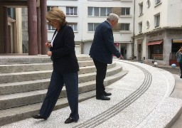 Une rampe d’accès pour handicapés intégrée dans l’escalier du Théâtre Monsigny.