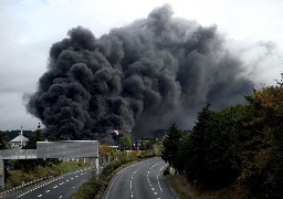 Un important panache de fumée traverse actuellement la Somme, le Pas-de-Calais et le Nord