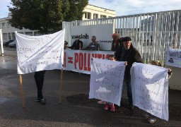 Devant l’usine Vossloh, les riverains dénoncent le bruit et la pollution.