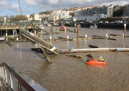 Au port de Boulogne sur mer, Véolia relève les pontons.