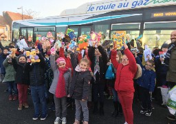 Boulonnais : un bus Marinéo collecte des jouets pour Noël. 