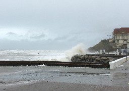 Tempête Ciara: les vagues ont submergé le littoral 