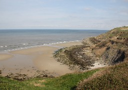 Un homme et une jeune fille pris par la marée à Equihen-Plage