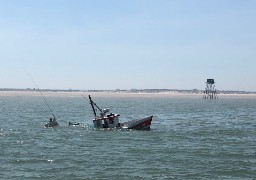 Un petit chalutier coule devant le phare de Walde.