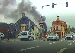 Une voiture en feu à Saint-Etienne-au-Mont