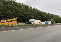 A16: un camion en portefeuille au niveau de la descente de Wimille