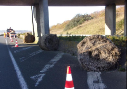 A16 : un poids-lourd a perdu plusieurs ballots de lin ce matin entre Calais et Boulogne