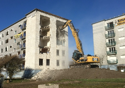 A Outreau, la démolition du premier immeuble de la Tour du Renard a débuté... 