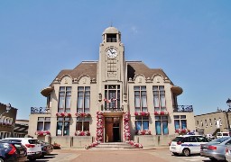 Au Portel, les pompiers décrochent un paratonnerre menaçant de tomber de la mairie