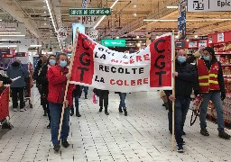 A Auchan Saint-Martin, salariés et syndicats ont défilé dans les rayons.