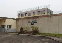 Des armes en bois et une maquette de char découverts à la prison de Longuenesse !