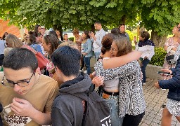 Emotion lors du traditionnel affichage des résultats du bac