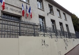 Des tags peints sur un mur de la sous-préfecture de Boulogne sur mer. 