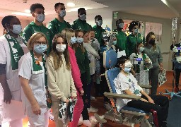 A Boulogne, les basketteurs de l'ESSM Le Portel en visite auprès des enfants hospitalisés. 