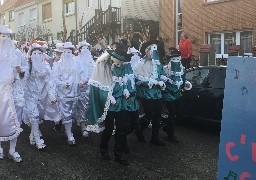 A Equihen-Plage, sa majesté Lolita a drainé des centaines de carnavaleux mardi après-midi !