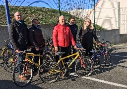 A Wimereux, la ville donne 26 vieux vélos à CycleEco de l'association Rivages Propres.