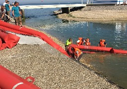 A Wimereux, un barrage anti-pollution de 80 m déployé sur le fleuve jeudi matin.