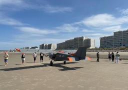 En panne moteur, un petit avion, type ULM, s'est posé sur la plage d'Hardelot mardi matin ! 