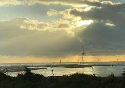 Le maire du Portel se réjouit de l'implantation de la plus grande éolienne de France sur sa commune.