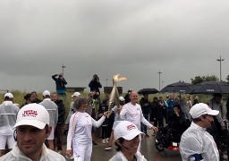 Des milliers de personnes rassemblées pour voir passer la flamme olympique à Calais 