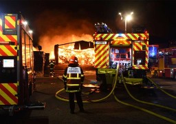 Andres : un hangar qui abritait 300 tonnes de lin ravagé par les flammes