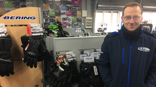 Port de gants obligatoire à moto, les magasins réapprovisionnés 