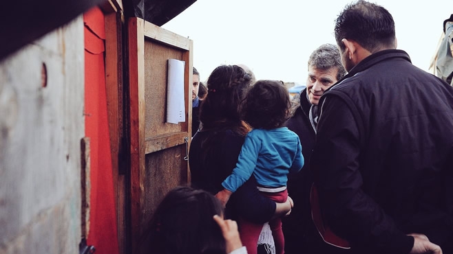 Arnaud Montebourg en visite à Grande Synthe parmi les migrants