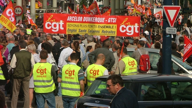 A Dunkerque, 200 salariés envahissent le hall de la direction d'Arcelor Mittal pour peser dans les négociations des salaires... 