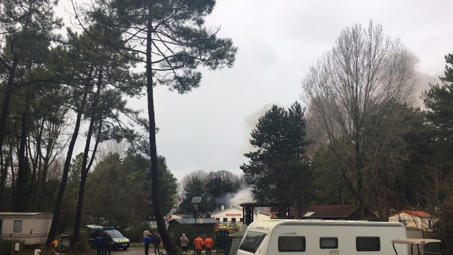 Un incendie est en cours à Camiers au camping « La dune blanche » 