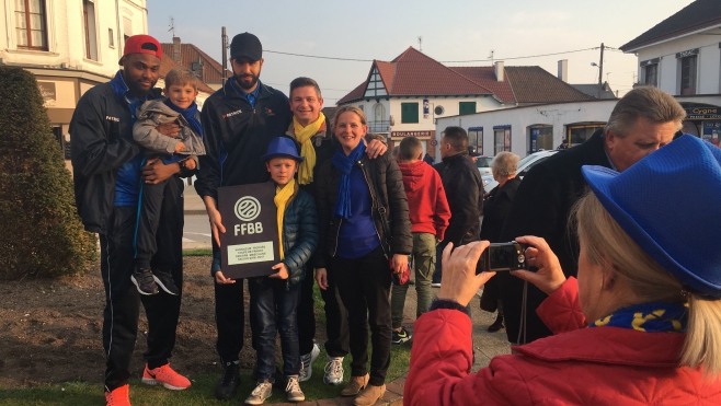 Dédicaces et photos pour les joueurs de l'ABBR revenus en vainqueur de la Coupe de France