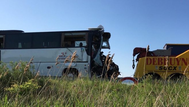 A16 : 22 blessés dans une collision entre un bus et un poids-lourd près de Gravelines.